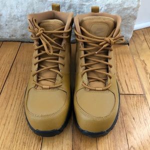 Nike Manoa Grade School Kids’ boot in Size 6